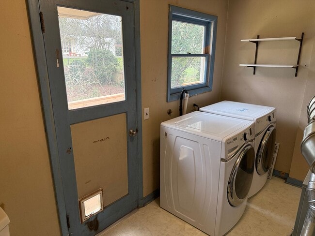 Building Photo - Updated 2 bedroom 1.5 bath duplex in Eugene!