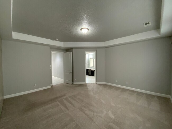 Building Photo - 3 Bedroom & An Office Luxury Home Availabl...
