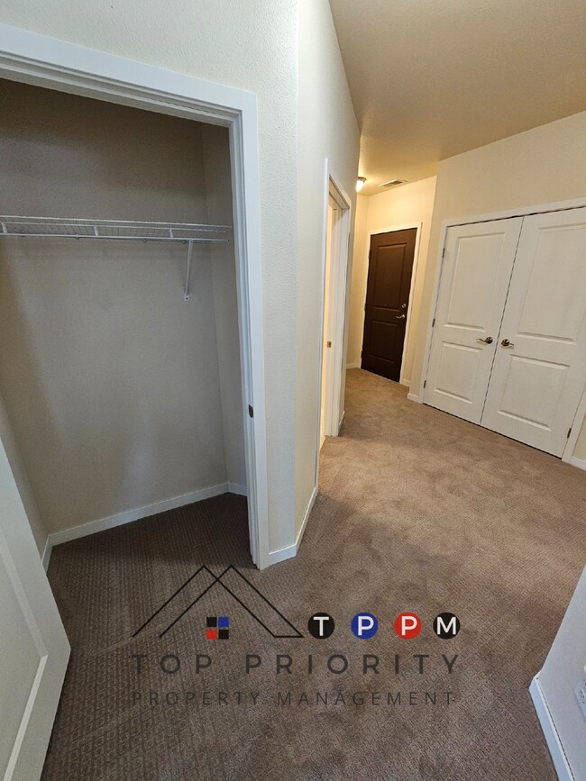 Building Photo - 2 Bedroom | 1 Bathroom Apartment in Cedar ...