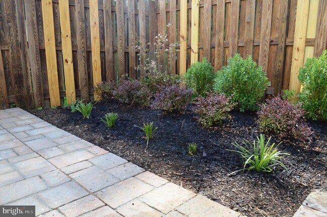 Building Photo - 422 Briar Creek Dr