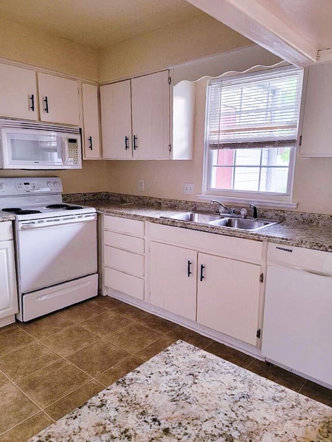 Building Photo - Adorable 2 bedroom, 2 1/2 bathroom townhom...