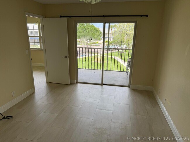 Building Photo - 1512 SE Royal Green Cir