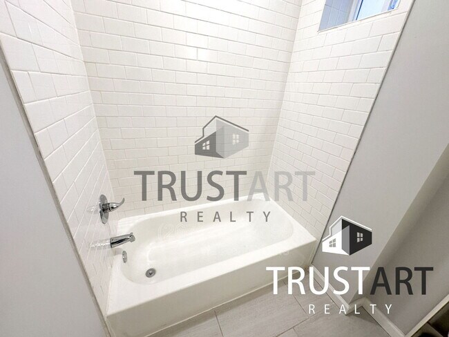 Building Photo - 2404 W Thompson St