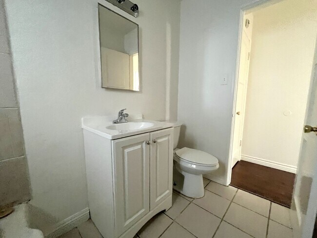 Building Photo - Locust St.