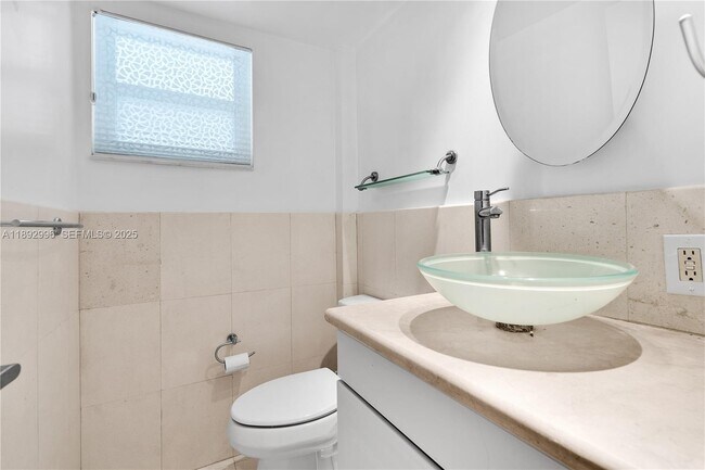 Building Photo - 9700 E Bay Harbor Dr