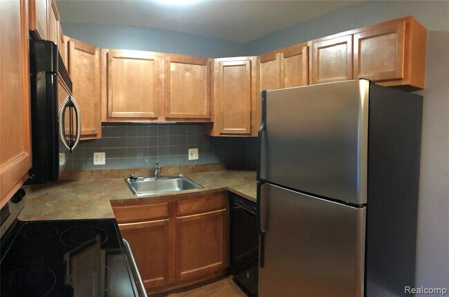 Building Photo - 2445 Torquay Ave