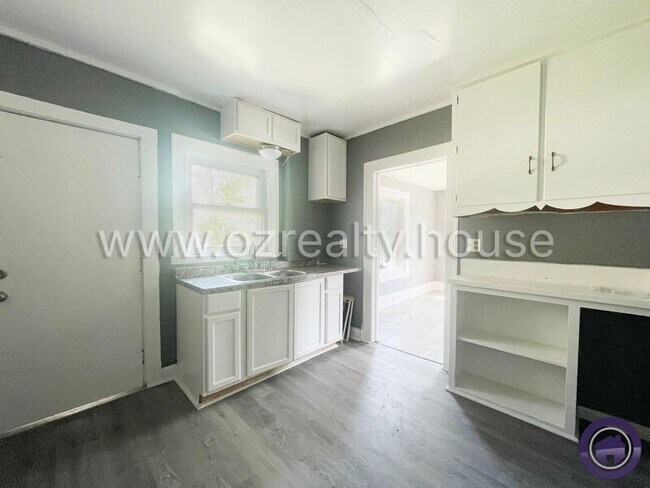 Building Photo - 1402 Prouty Ave