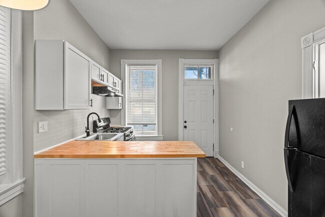 Building Photo - Extremely Spacious and Bright 2-Bedroom Apartment on Cherokee Street