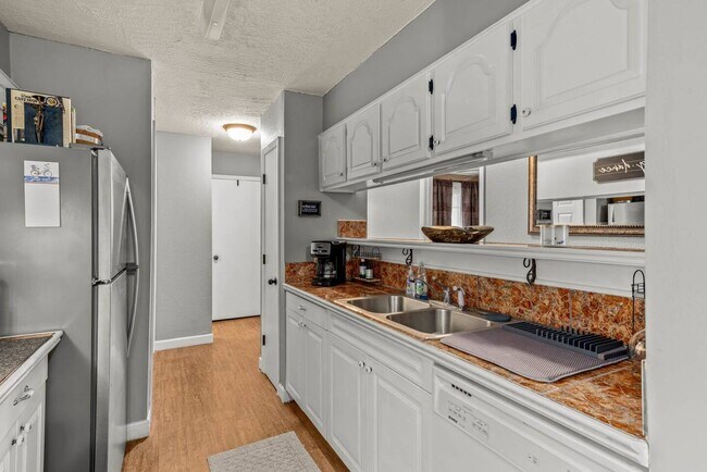 Building Photo - 6 Dogwood Dr