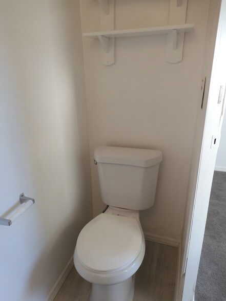 MODERN TOILET - 7434 Hob Ln