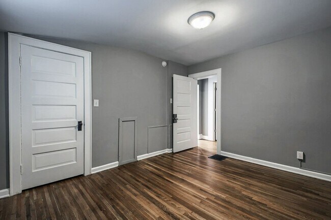 Building Photo - Summit St 2091-2091.5 MLR