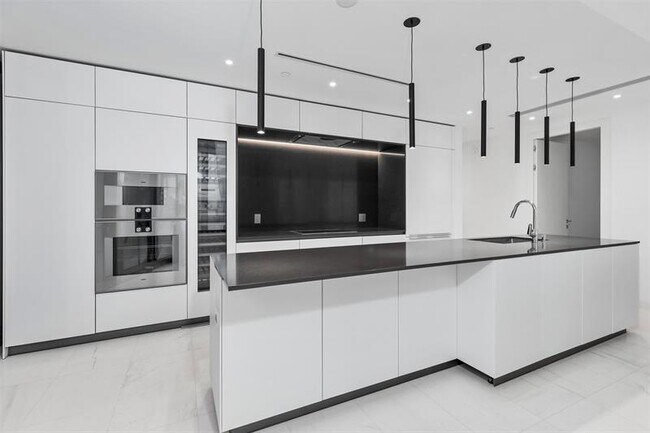 Building Photo - 300 Biscayne Blvd Way