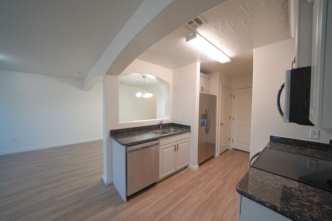 Building Photo - Remodeled 3 Bed / 2.5 Bath Townhome in Great Location