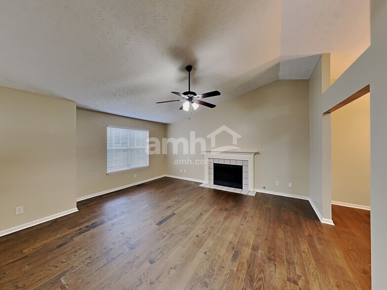 Building Photo - 6028 Woodcreek Dr
