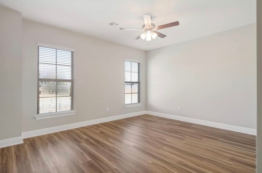 Building Photo - 139 Iberia St