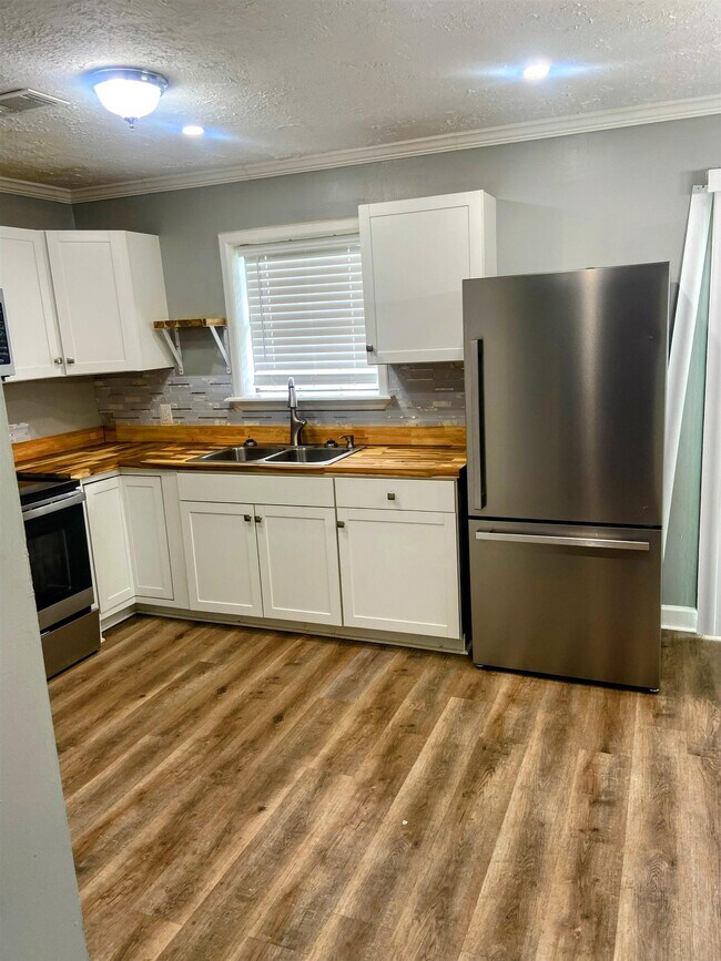 Building Photo - 453 Crestmont Cir