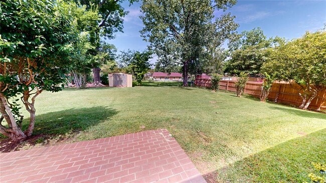 Building Photo - 2112 Cottingham Dr