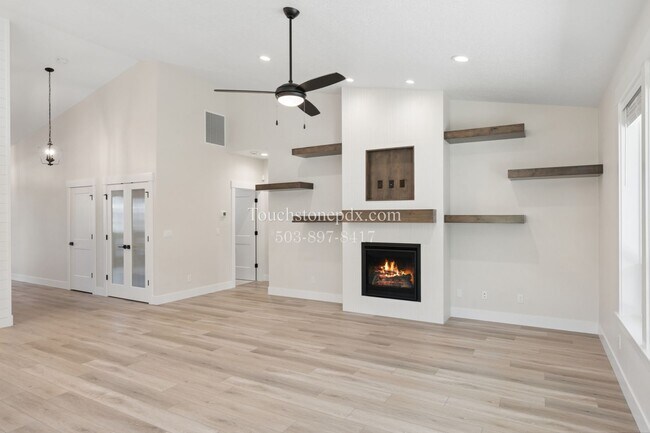 Building Photo - Stunning 3 BD, 2 BA Salem Home with Elegant Finishes!