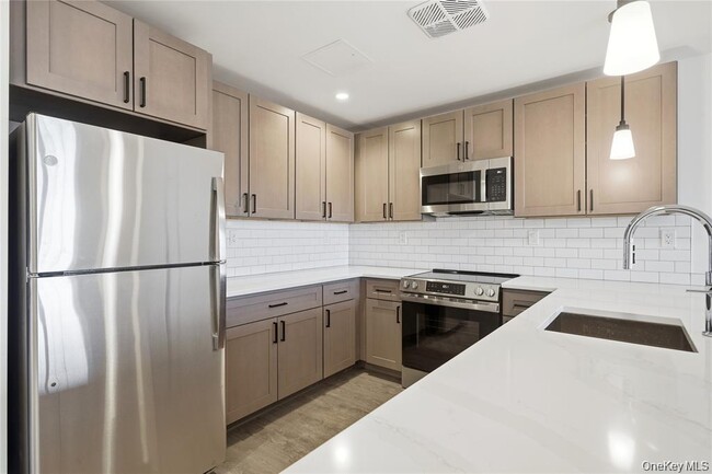 Building Photo - 180 Deer Park Ave