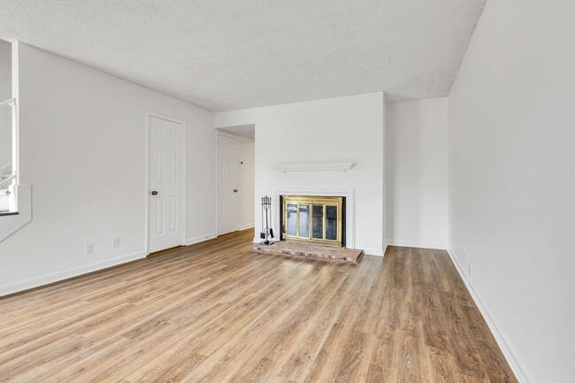 Building Photo - Brentwood Trace Condo