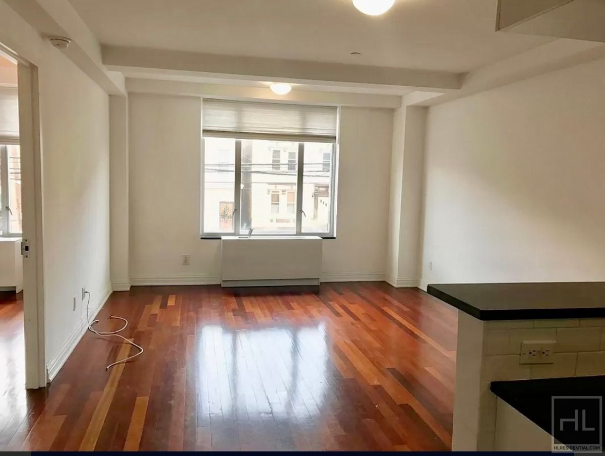 Building Photo - 31 AVENUE