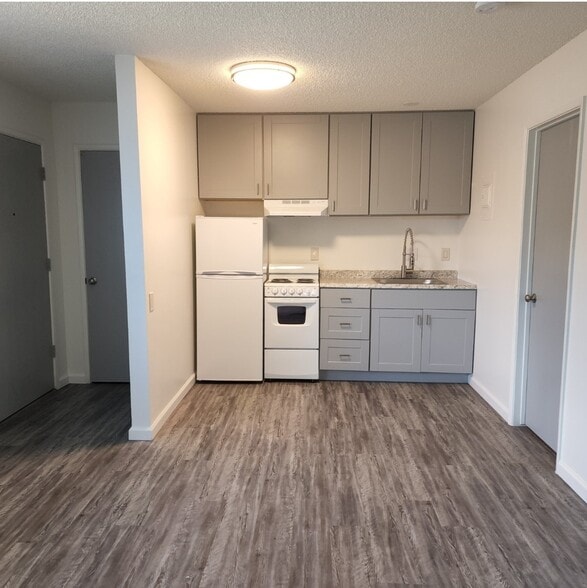 Entry / Kitchen - Catalina Country Studio Apartments