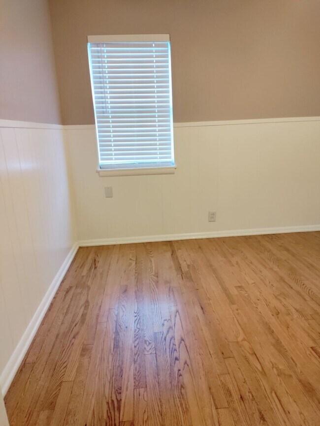 Building Photo - 3 Bedroom 1 Bath House