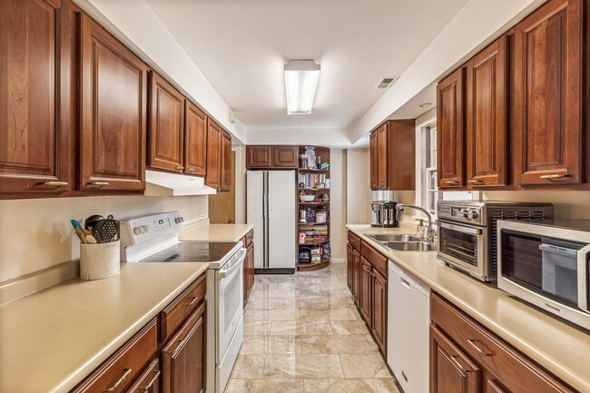 Building Photo - 1345 Lincoln Ave S