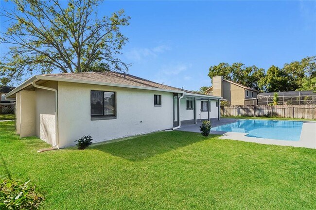 Building Photo - 931 Waverly Dr