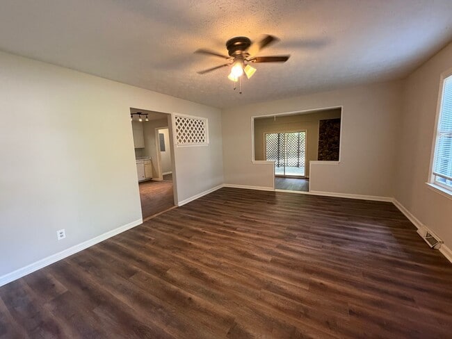 Building Photo - Nice 3/1.5 House in Silver Creek- $1,295