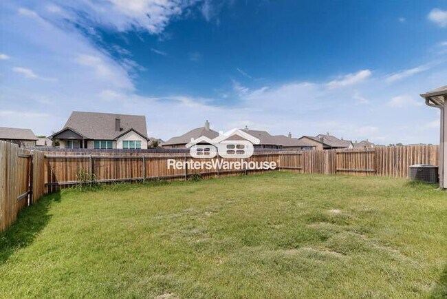 Building Photo - MOVE IN READY COMPLETELY UPDATED - 3BED/2B...