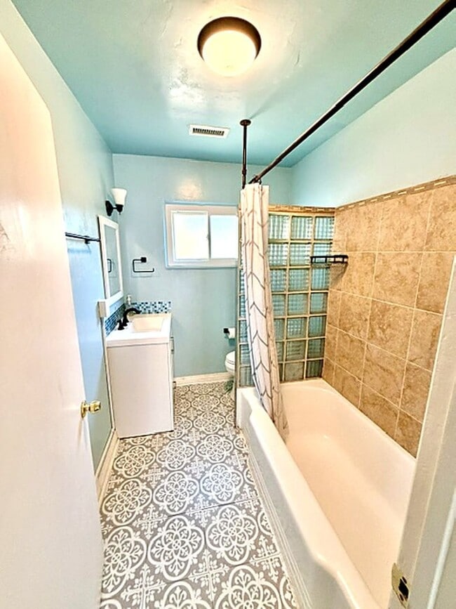 Building Photo - 445 1/2 E. Puente St
