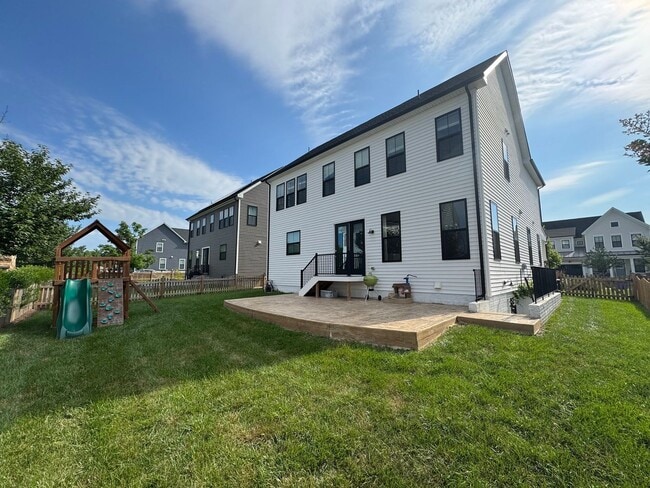 Building Photo - Stylish And Spacious 4 Bed 3.5 Bath Home I...