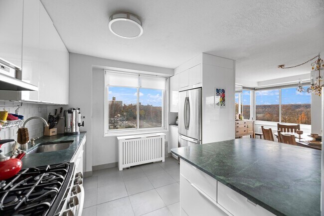 Building Photo - 3333 Henry Hudson Pkwy