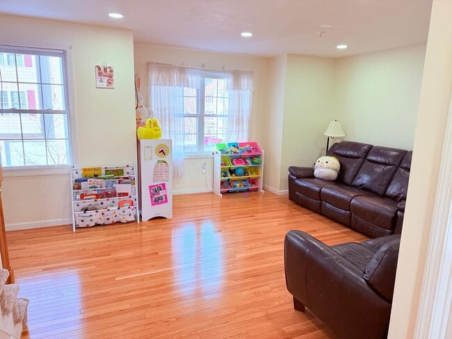 Building Photo - 140 Stedman St