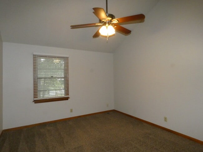 Building Photo - Beautiful Town Home in Kearney, MO