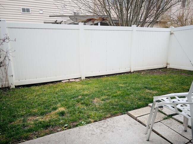 Building Photo - COMING SOON!! Beautiful Townhouse For Rent!!