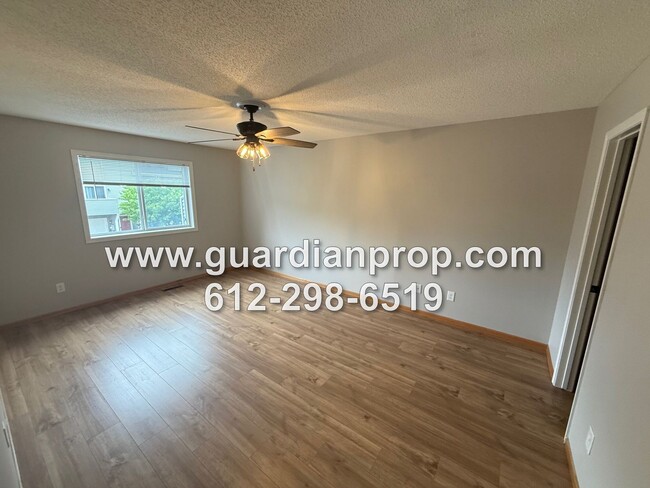 Building Photo - End Unit Townhouse Available Now, Loft Are...