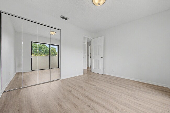 Building Photo - 3386 Lucerne Park Dr