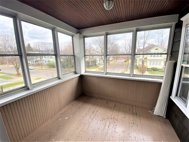 Building Photo - 105 Helen St