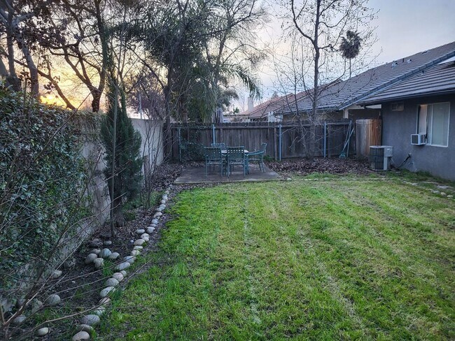 Building Photo - 3 bedrooms, 2 full bathrooms single-story home located in the heart of Visalia, CA.