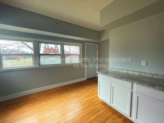 Building Photo - 618 Superior St