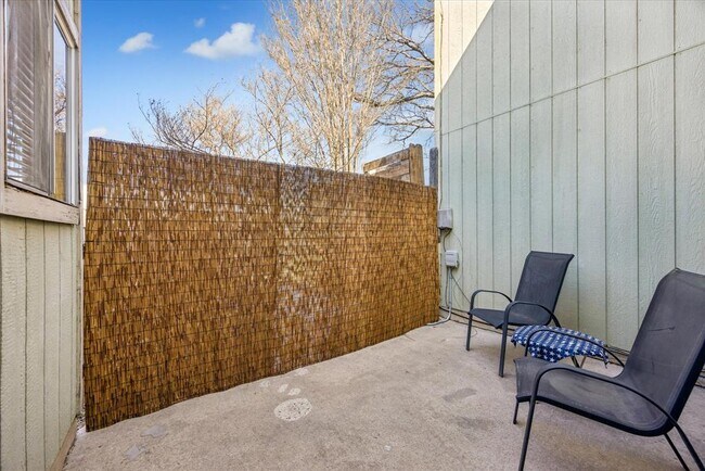 Building Photo - 2808 Thrushwood Dr