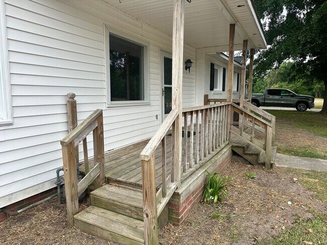 Building Photo - 810 W Country Club Dr