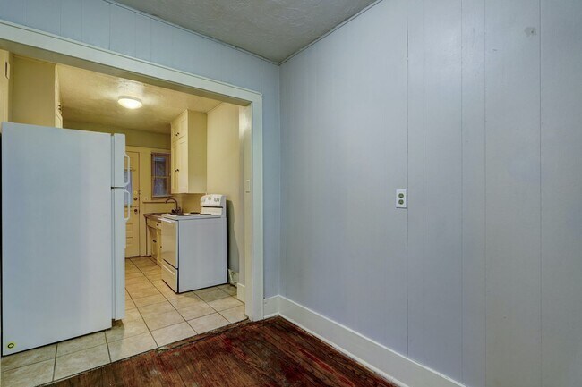 Building Photo - Lovely 1 Bed Home with new Balcony: 1407 1/2 Northwest 17th Street