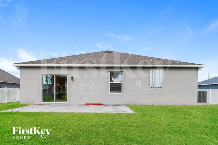 Building Photo - 1215 SW 11th Pl