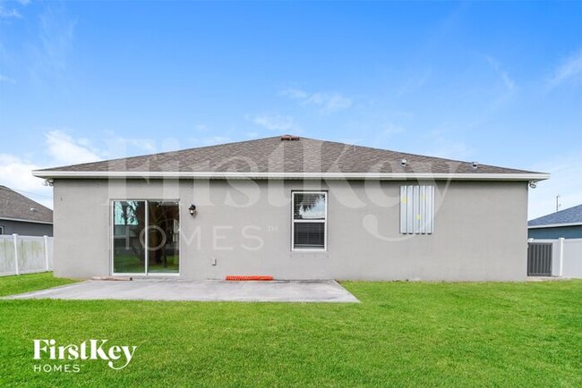 Building Photo - 1215 SW 11th Pl