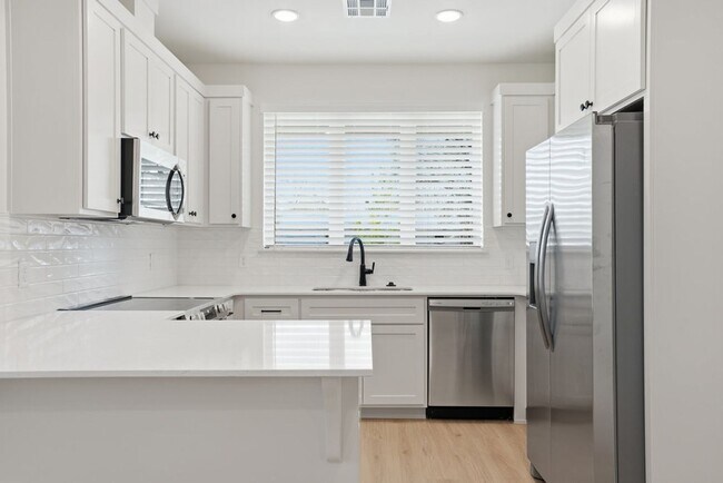 Building Photo - 3 Bed | 2 Bath Luxury Duplex