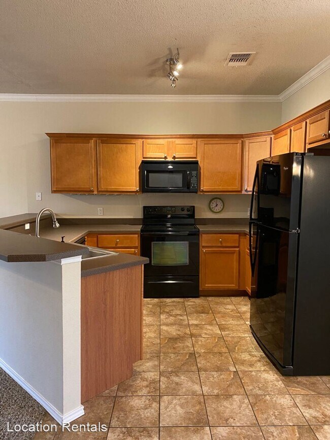 Building Photo - 2 br, 2.5 bath House - 2112 Main Street #4