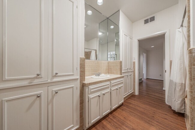 Building Photo - 2-bedroom, 2-bath condo located in the highly desirable Ridglea North neighborhood.